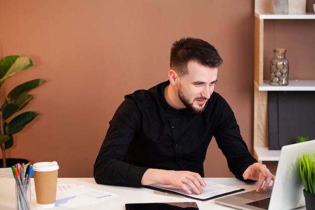 Empregado trabalha no computador do escritório