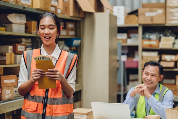 Empregado trabalhador recebe salário mais um bom dia de pagamento de bônus de horas extras do gerente da fábrica