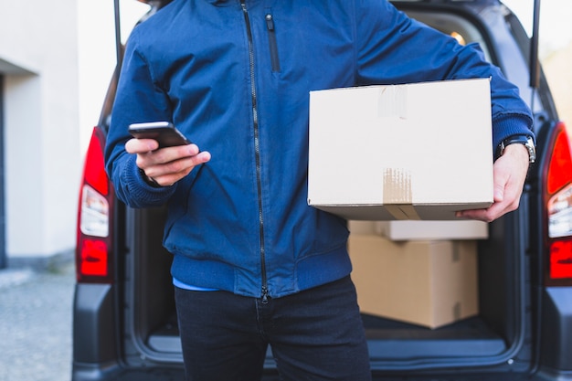 Foto empregador com caixa usando o telefone