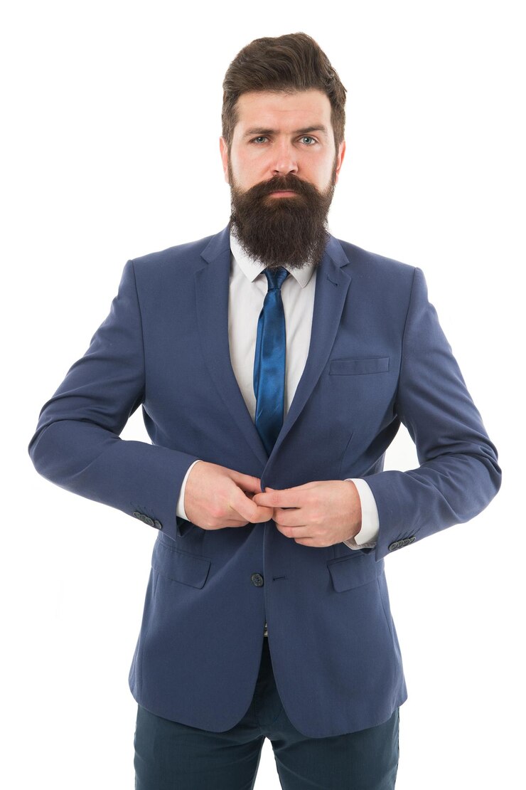 Foto empregador sério. chefe brutal isolado no branco. empresário barbudo em traje formal. vida no escritório. empregador moderno com barba tem negócio próprio. sucesso empresarial moderno. empregador em roupas elegantes.