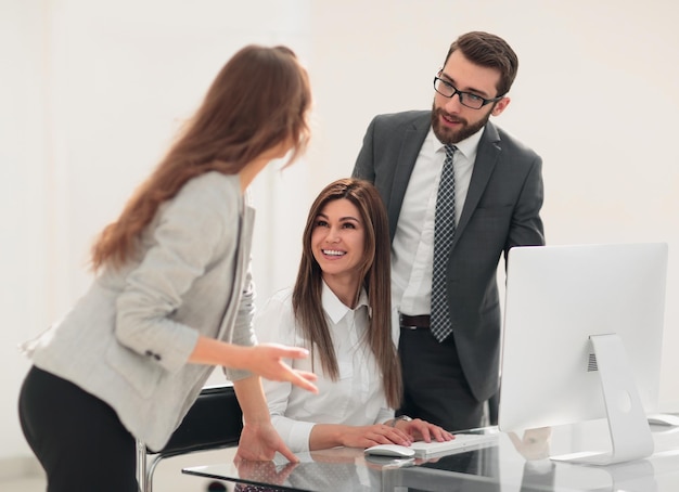 Empregados da empresa discutindo o plano de negócios officedays