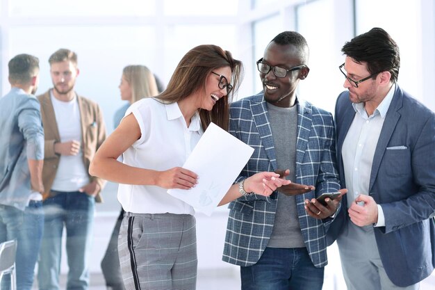 Empregados da empresa durante uma pausa de trabalho