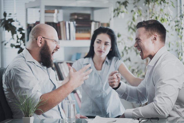 Empregados de empresários loucos brigando gritando tendo conflito no trabalho