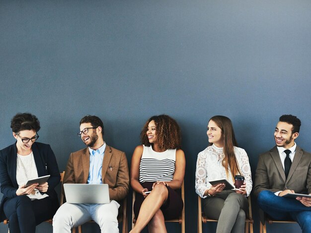Empregados de negócios e escritórios em fila com dispositivos de conexão e tecnologia com pessoas para redes on-line Recrutamento em fila e agência criativa para comunicação de oportunidades e entrevista de emprego
