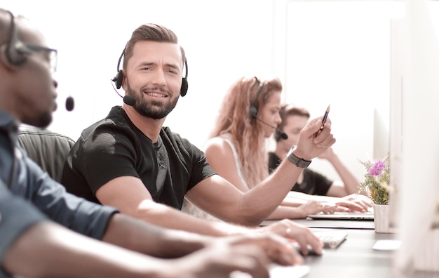 Empregados do centro de negócios no local de trabalho