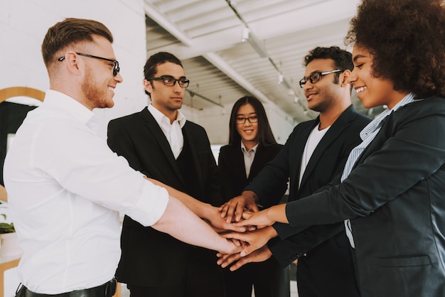 Empregados felizes é colocar as mãos uns sobre os outros.