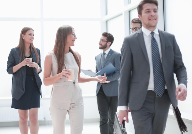 Empregados no corredor do escritório durante o dia de trabalho