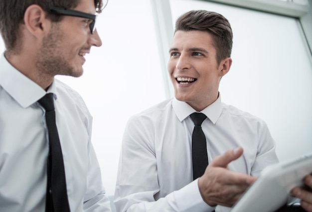 Empregados sorridentes próximos discutem algo