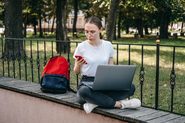 Empregos online para estudantes universitários jovem estudante procurando emprego com laptop ao ar livre