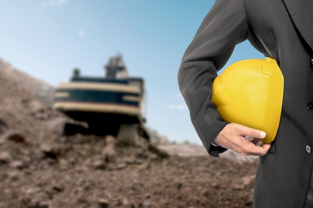 Empreiteiro homem segurando um capacete amarelo