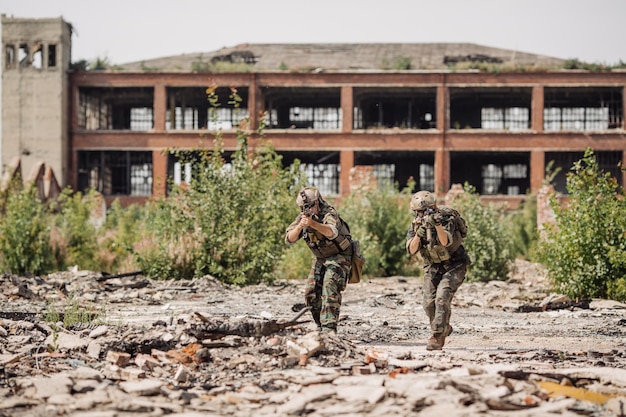 Empreiteiro militar privado em patrulha na cidade destruída