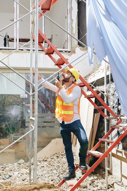 Empreiteiro no local de construção