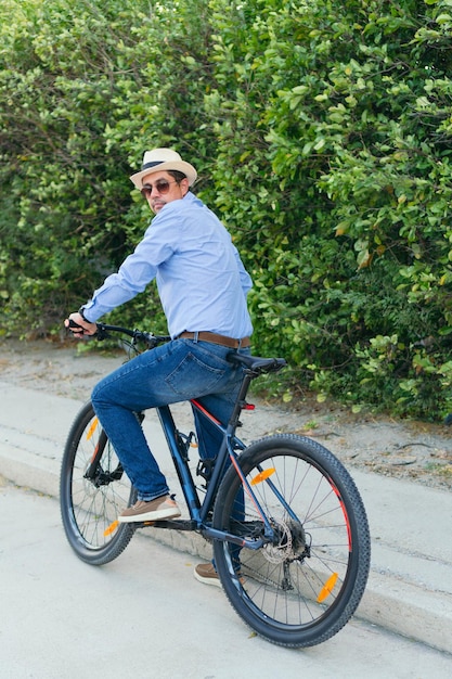 Emprendedor en bicicleta para trabajar en las calles de la ciudad