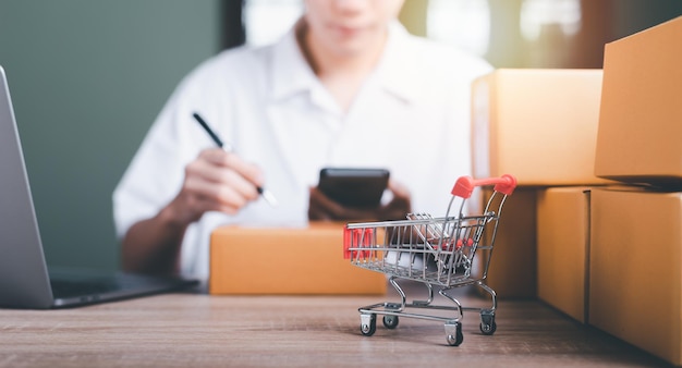 Emprendedor en fase de puesta en marcha o pequeña empresa compruebe las ventas desde el sitio web de gestión de pedidos en