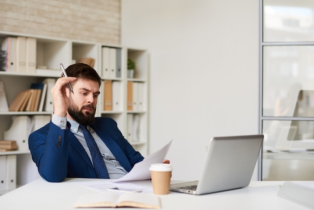 Emprendedor moderno trabajando en oficina