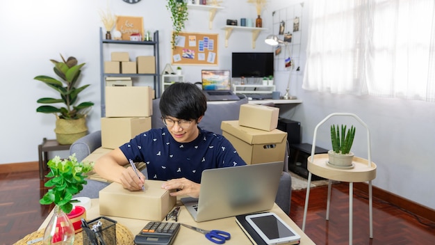 Emprendedor de negocios enviando paquete en una caja de cartón