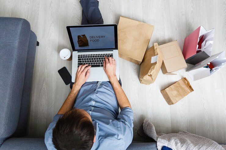 Foto emprendedor de una pequeña empresa con una computadora portátil, un hombre independiente que trabaja en una caja, un joven empresario asiático en la oficina en casa, una caja de empaquetado de marketing en línea y una entrega, concepto de entrega de pymes de tecnología