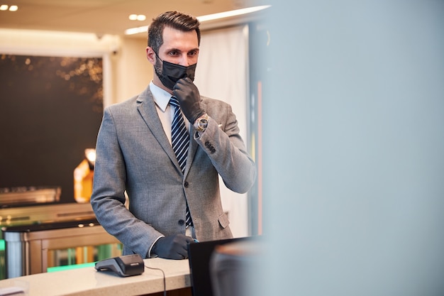 Foto emprendedor quitándose una máscara de la cara