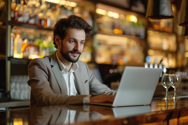 Emprendedor trabajando en una computadora portátil en un bar acogedor con IA generada