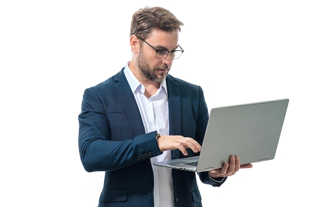 Emprendedor trabajando con un portátil hombre de negocios hombre usando una computadora portátil en el fondo del estudio