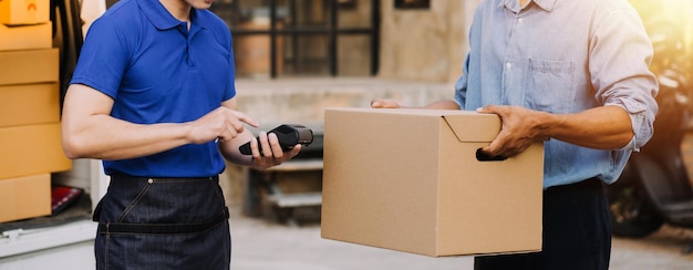 Emprendedora de una pequeña empresa nueva de una mujer asiática independiente que usa una computadora portátil con una caja Éxito alegre Mujer asiática su mano levanta la caja de empaque de marketing en línea y entrega el concepto de idea de PYME