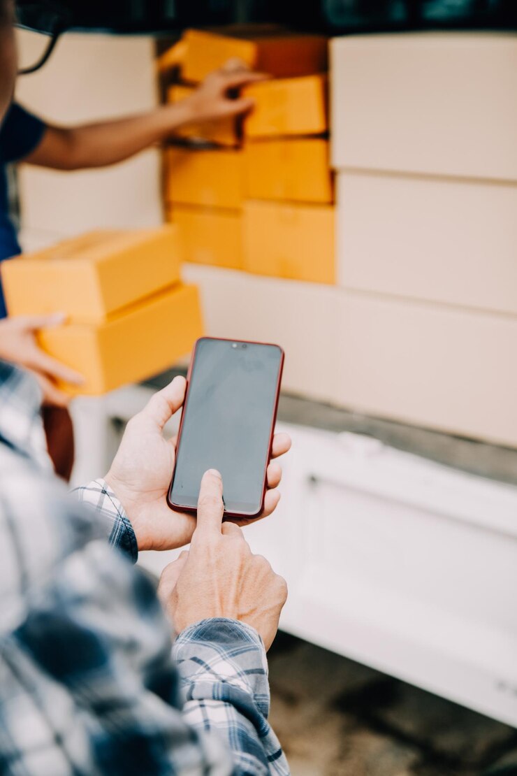 Foto emprendedores pequeñas empresas pyme hombres independientes trabajan en casa utilizar teléfonos inteligentes y computadoras portátiles para la comprobación comercial en línea marketing cajas de embalaje vendedores pyme concepto de comercio electrónico equipo de ventas en línea