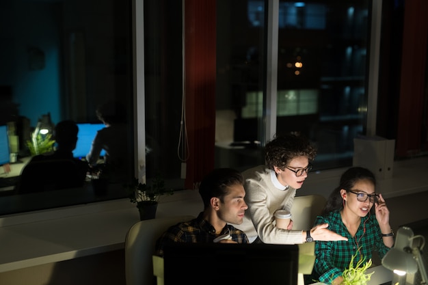 Emprendedores trabajando de noche