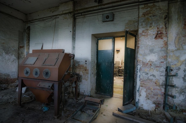 Empresa abandonada con luz