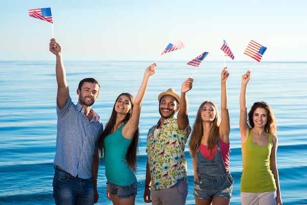 Foto empresa amigável acenando com a bandeira americana.