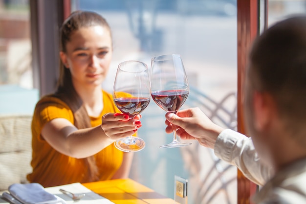 Empresa de amigos celebra reunión en un restaurante.