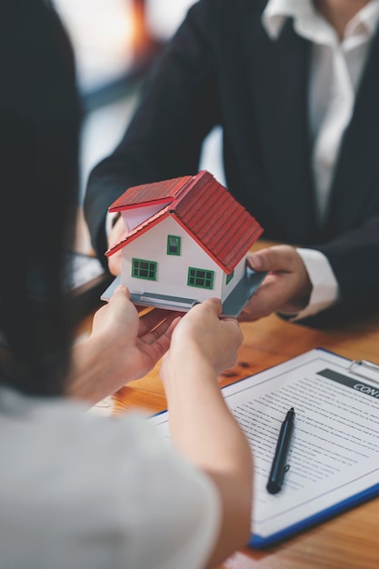 Empresa de agentes imobiliários que entrega novas casas aos clientes depois de concordar em fazer uma compra de casa