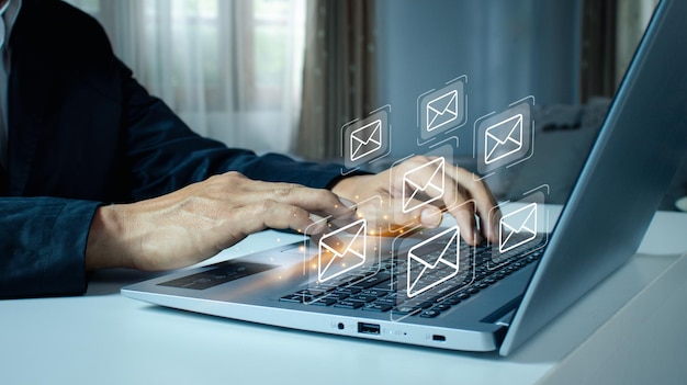 Empresa de conceito de marketing por e-mail enviando muitos e-mails ou newsletter digital para clientes