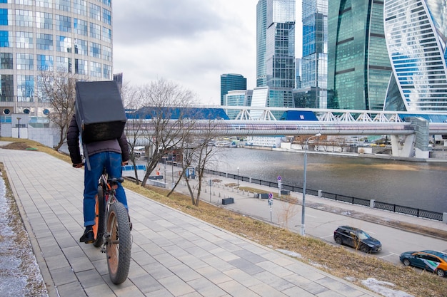 Empresa de serviços de entrega de comida por correio em bicicleta perto do centro de negócios de Moscou