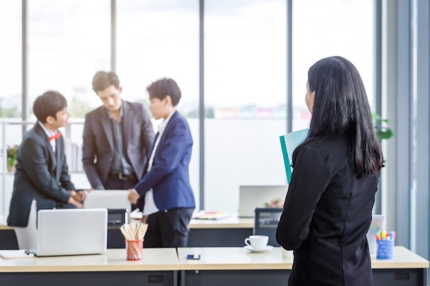 Empresa exitosa, ejecutiva Joven empresaria asiática con carpeta de archivos de retención mirar con trabajadores felices Grupo de empresarios asiáticos con diversos géneros (LGBT) en la sala de reuniones en la oficina