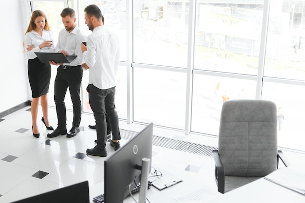 Foto empresa exitosa con trabajadores felices