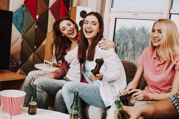 Empresa jovem jogando videogame em uma festa