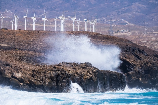 Foto empresa moderna para ambiente de produção de energia elétrica no litoral sobre as rochas