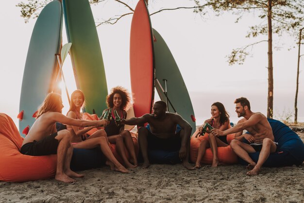 Foto empresa que pone en los otomanos. fiesta en la playa.