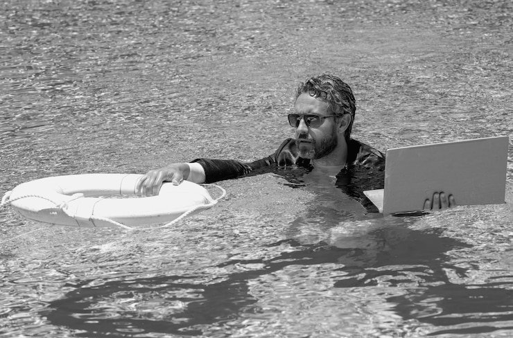 Foto empresa de rescate hombre de negocios en traje sostiene portátil y salvavidas en piscina anillo de natación de rescate para hombre de negocios empresario de rescate salve y ayude a los negocios