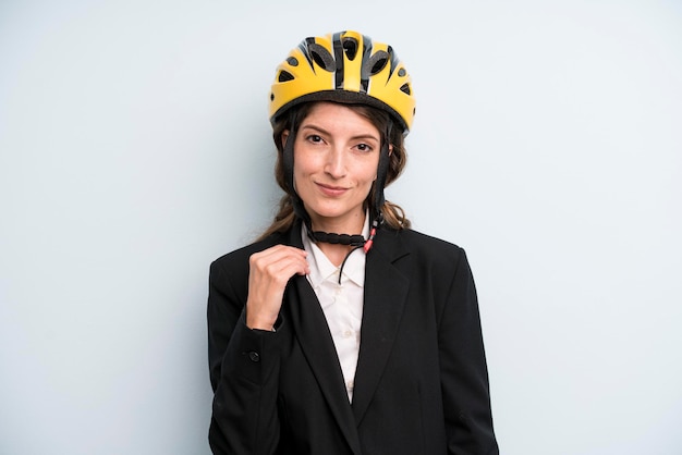 Empresaria adulta bastante joven con un casco de bicicleta