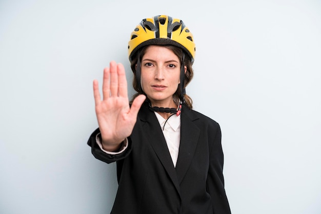 Empresaria adulta bastante joven con un casco de bicicleta