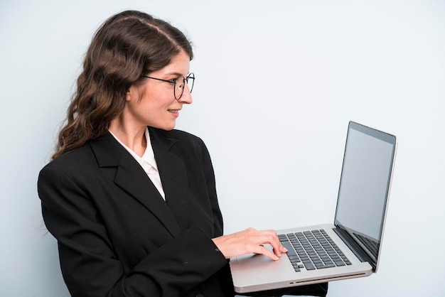 Empresaria adulta bastante joven con una computadora portátil