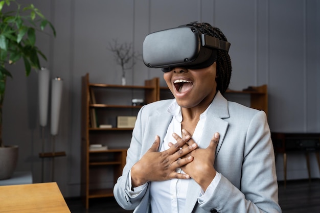 Empresária africana chocada emocionalmente no fone de ouvido vr imerso no mundo virtual d gritando uau