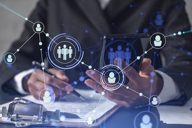 Empresária afro-americana assinando o contrato para impulsionar sua carreira e obter novas oportunidades de crescimento pessoal Verificando os detalhes do negócio no smartphone Ícones de holograma de mídia social