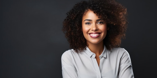 Empresária afro-americana confiante em closeup sucesso contemporâneo isolado na parede cinza