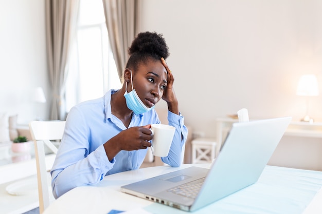 Empresária afro-americana trabalhando em casa