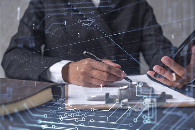 La empresaria afroamericana está firmando el contrato para crear una nueva empresa para la conferencia y obtener inversiones para un servicio innovador. Comprobando los detalles en los gráficos tecnológicos de hologramas del teléfono inteligente.