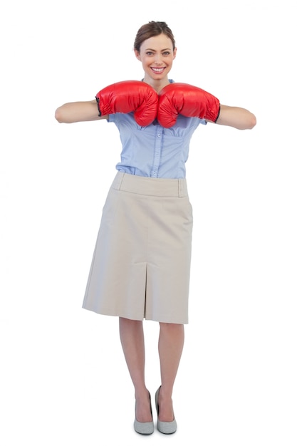 Empresaria alegre posando con guantes de boxeo rojos