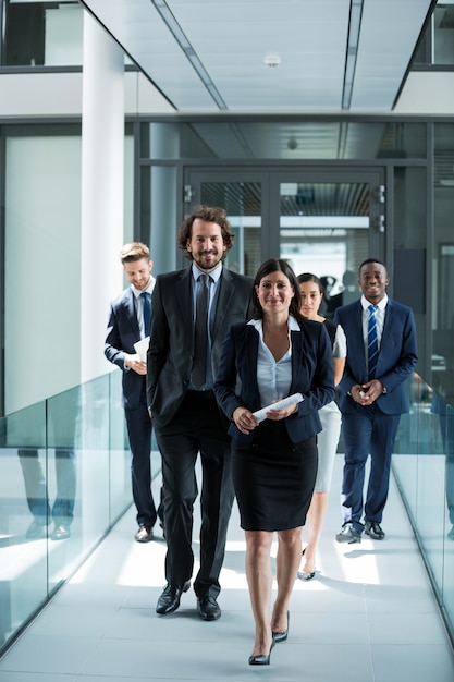 Foto empresária andando com colegas