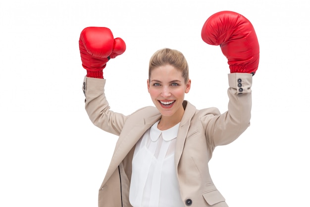 Empresaria animada con guantes de boxeo